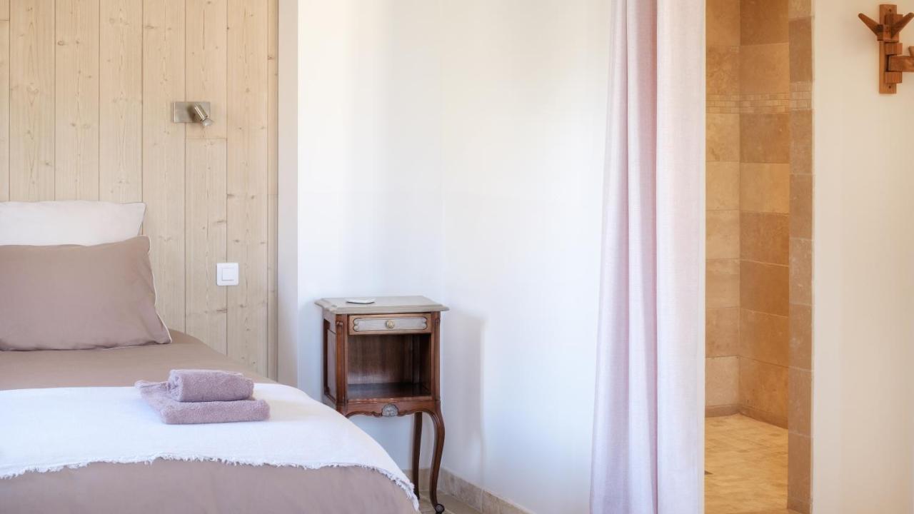 L'Ostal - Bed & Breakfast - Chambres Et Suites De 25 A 40M2 - Spa Saint-Hilaire-dʼOzilhan Kültér fotó
