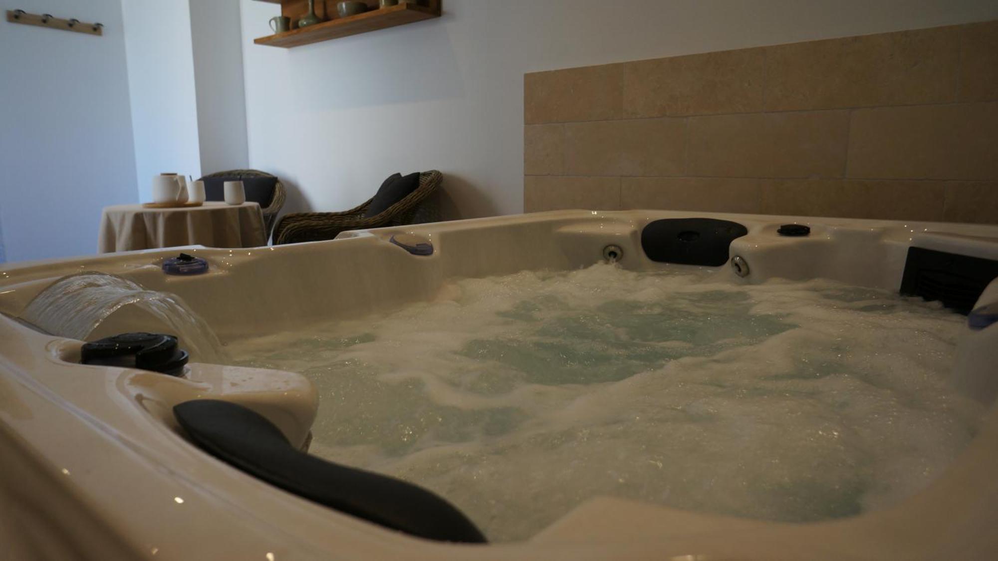 L'Ostal - Bed & Breakfast - Chambres Et Suites De 25 A 40M2 - Spa Saint-Hilaire-dʼOzilhan Kültér fotó